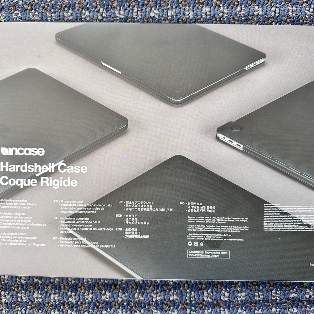 Incase black Hardshell Case for 13-Inch Tablets - Picture 3 of 7